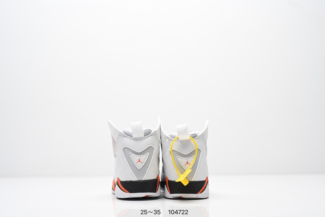 图片[7]-童鞋 Travis Scott Air Jordan 6 British Khaki 夜光反光篮球鞋 全新的 Travis Scott x Air Jordan 6 采用了不同于前作的翻毛皮材质，以棕色色调贯穿全身。红色 Jumpman Logo 居中点缀，鞋舌侧边缀有 Travis Scott Logo，并且极具工装韵味，很好穿搭极具街头辨识度。细节设计与此前大不相同，鞋帮内侧位置以拉链设计妆点，中底上缀有 Travis Scott 经典的笑脸 Logo。最后以乳白色水晶大底收尾，并缀以笑脸 Logo 和镜像的 Travis Scott 字样，完善整体造型设计。 货号：DH0690-200 尺码：25～35-选品中心