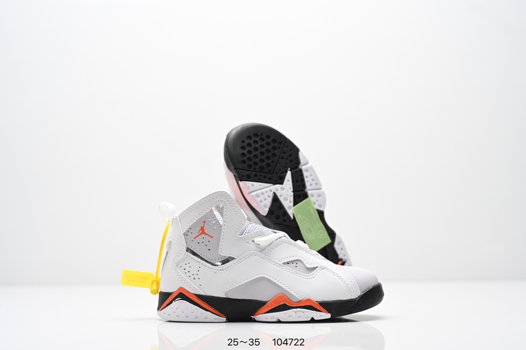 图片[5]-童鞋 Travis Scott Air Jordan 6 British Khaki 夜光反光篮球鞋 全新的 Travis Scott x Air Jordan 6 采用了不同于前作的翻毛皮材质，以棕色色调贯穿全身。红色 Jumpman Logo 居中点缀，鞋舌侧边缀有 Travis Scott Logo，并且极具工装韵味，很好穿搭极具街头辨识度。细节设计与此前大不相同，鞋帮内侧位置以拉链设计妆点，中底上缀有 Travis Scott 经典的笑脸 Logo。最后以乳白色水晶大底收尾，并缀以笑脸 Logo 和镜像的 Travis Scott 字样，完善整体造型设计。 货号：DH0690-200 尺码：25～35-选品中心