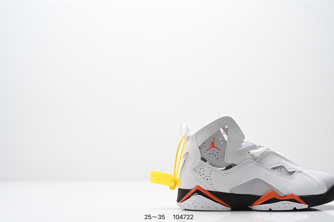 图片[2]-童鞋 Travis Scott Air Jordan 6 British Khaki 夜光反光篮球鞋 全新的 Travis Scott x Air Jordan 6 采用了不同于前作的翻毛皮材质，以棕色色调贯穿全身。红色 Jumpman Logo 居中点缀，鞋舌侧边缀有 Travis Scott Logo，并且极具工装韵味，很好穿搭极具街头辨识度。细节设计与此前大不相同，鞋帮内侧位置以拉链设计妆点，中底上缀有 Travis Scott 经典的笑脸 Logo。最后以乳白色水晶大底收尾，并缀以笑脸 Logo 和镜像的 Travis Scott 字样，完善整体造型设计。 货号：DH0690-200 尺码：25～35-选品中心