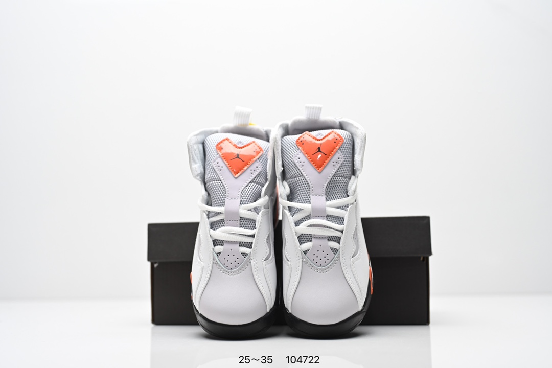 图片[8]-童鞋 Travis Scott Air Jordan 6 British Khaki 夜光反光篮球鞋 全新的 Travis Scott x Air Jordan 6 采用了不同于前作的翻毛皮材质，以棕色色调贯穿全身。红色 Jumpman Logo 居中点缀，鞋舌侧边缀有 Travis Scott Logo，并且极具工装韵味，很好穿搭极具街头辨识度。细节设计与此前大不相同，鞋帮内侧位置以拉链设计妆点，中底上缀有 Travis Scott 经典的笑脸 Logo。最后以乳白色水晶大底收尾，并缀以笑脸 Logo 和镜像的 Travis Scott 字样，完善整体造型设计。 货号：DH0690-200 尺码：25～35-选品中心