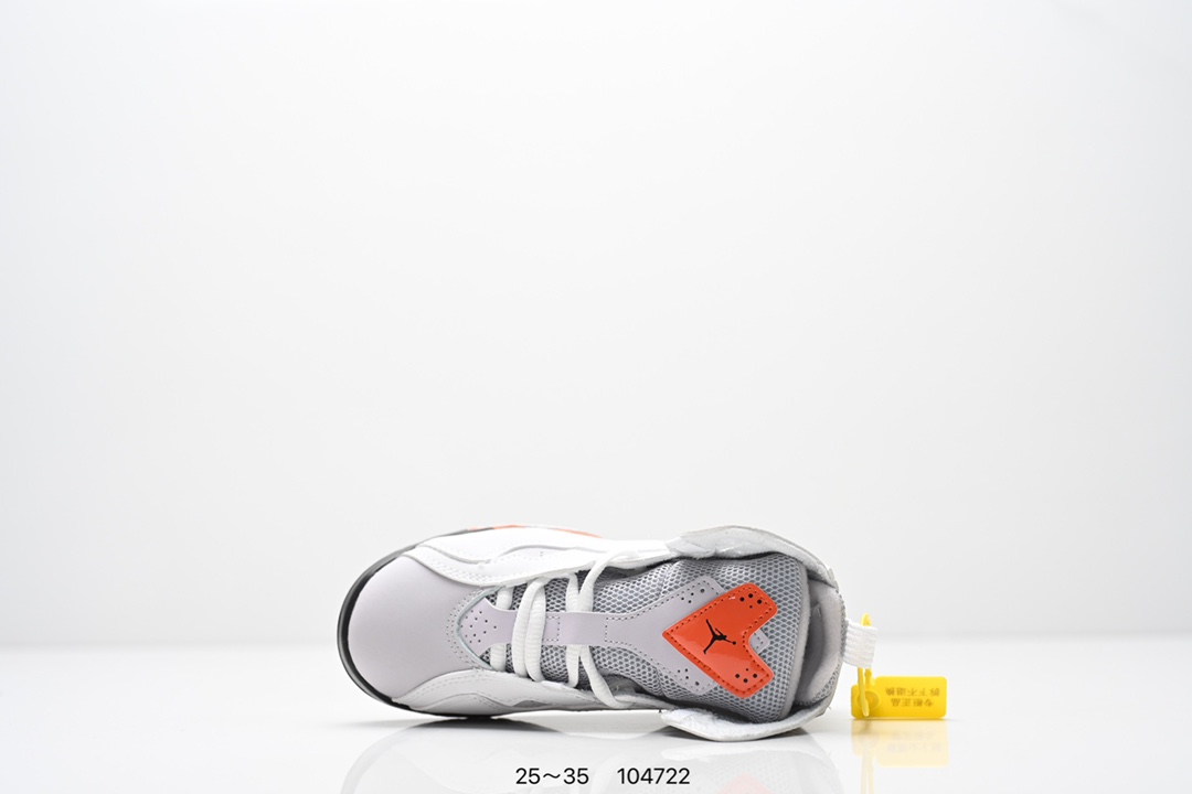 图片[4]-童鞋 Travis Scott Air Jordan 6 British Khaki 夜光反光篮球鞋 全新的 Travis Scott x Air Jordan 6 采用了不同于前作的翻毛皮材质，以棕色色调贯穿全身。红色 Jumpman Logo 居中点缀，鞋舌侧边缀有 Travis Scott Logo，并且极具工装韵味，很好穿搭极具街头辨识度。细节设计与此前大不相同，鞋帮内侧位置以拉链设计妆点，中底上缀有 Travis Scott 经典的笑脸 Logo。最后以乳白色水晶大底收尾，并缀以笑脸 Logo 和镜像的 Travis Scott 字样，完善整体造型设计。 货号：DH0690-200 尺码：25～35-选品中心