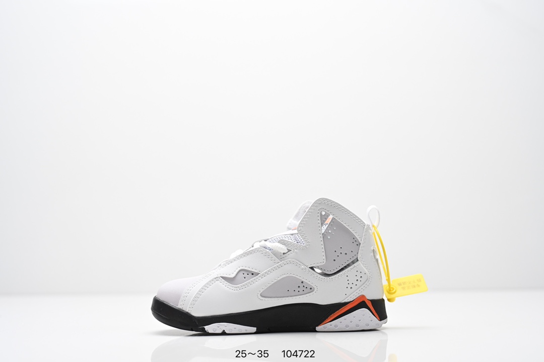 图片[3]-童鞋 Travis Scott Air Jordan 6 British Khaki 夜光反光篮球鞋 全新的 Travis Scott x Air Jordan 6 采用了不同于前作的翻毛皮材质，以棕色色调贯穿全身。红色 Jumpman Logo 居中点缀，鞋舌侧边缀有 Travis Scott Logo，并且极具工装韵味，很好穿搭极具街头辨识度。细节设计与此前大不相同，鞋帮内侧位置以拉链设计妆点，中底上缀有 Travis Scott 经典的笑脸 Logo。最后以乳白色水晶大底收尾，并缀以笑脸 Logo 和镜像的 Travis Scott 字样，完善整体造型设计。 货号：DH0690-200 尺码：25～35-选品中心