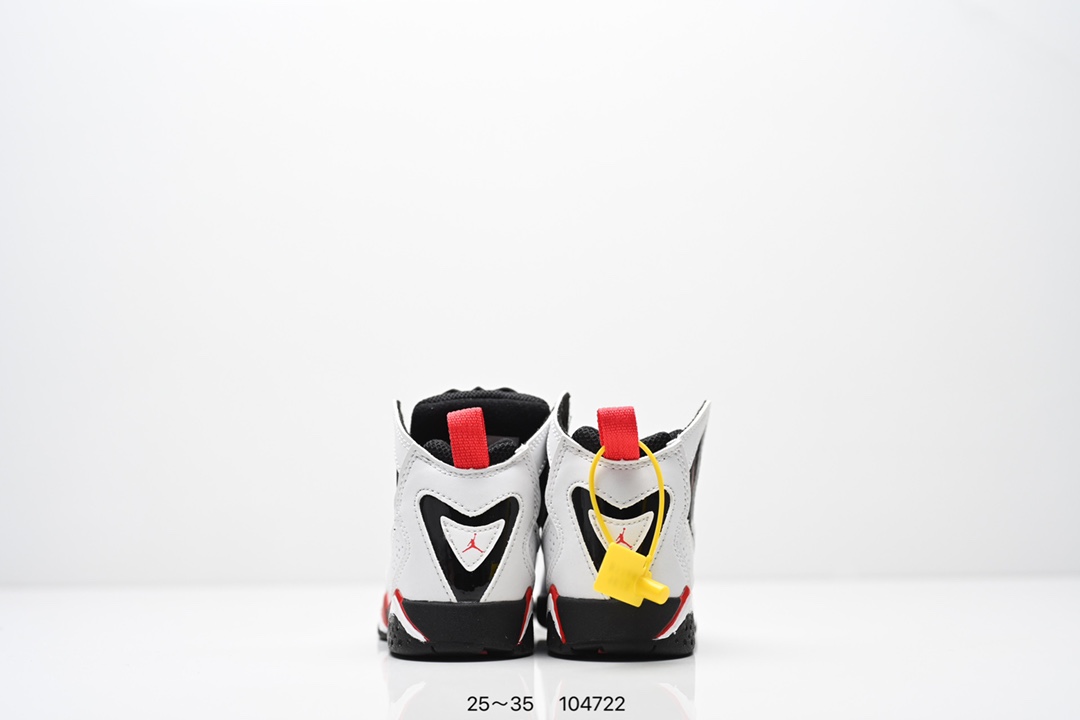 图片[7]-童鞋 Travis Scott Air Jordan 6 British Khaki 夜光反光篮球鞋 全新的 Travis Scott x Air Jordan 6 采用了不同于前作的翻毛皮材质，以棕色色调贯穿全身。红色 Jumpman Logo 居中点缀，鞋舌侧边缀有 Travis Scott Logo，并且极具工装韵味，很好穿搭极具街头辨识度。细节设计与此前大不相同，鞋帮内侧位置以拉链设计妆点，中底上缀有 Travis Scott 经典的笑脸 Logo。最后以乳白色水晶大底收尾，并缀以笑脸 Logo 和镜像的 Travis Scott 字样，完善整体造型设计。 货号：DH0690-200 尺码：25～35-选品中心