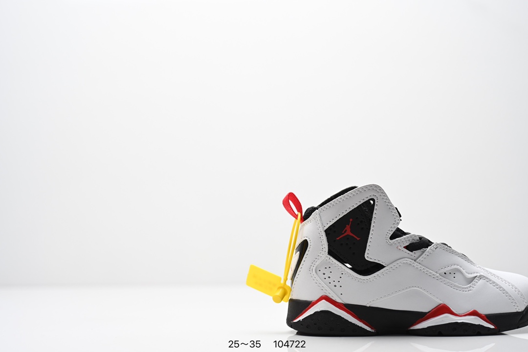 图片[2]-童鞋 Travis Scott Air Jordan 6 British Khaki 夜光反光篮球鞋 全新的 Travis Scott x Air Jordan 6 采用了不同于前作的翻毛皮材质，以棕色色调贯穿全身。红色 Jumpman Logo 居中点缀，鞋舌侧边缀有 Travis Scott Logo，并且极具工装韵味，很好穿搭极具街头辨识度。细节设计与此前大不相同，鞋帮内侧位置以拉链设计妆点，中底上缀有 Travis Scott 经典的笑脸 Logo。最后以乳白色水晶大底收尾，并缀以笑脸 Logo 和镜像的 Travis Scott 字样，完善整体造型设计。 货号：DH0690-200 尺码：25～35-选品中心