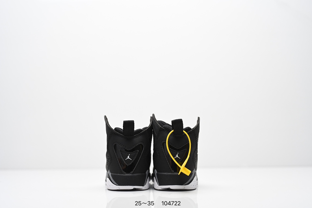 图片[7]-童鞋 Travis Scott Air Jordan 6 British Khaki 夜光反光篮球鞋 全新的 Travis Scott x Air Jordan 6 采用了不同于前作的翻毛皮材质，以棕色色调贯穿全身。红色 Jumpman Logo 居中点缀，鞋舌侧边缀有 Travis Scott Logo，并且极具工装韵味，很好穿搭极具街头辨识度。细节设计与此前大不相同，鞋帮内侧位置以拉链设计妆点，中底上缀有 Travis Scott 经典的笑脸 Logo。最后以乳白色水晶大底收尾，并缀以笑脸 Logo 和镜像的 Travis Scott 字样，完善整体造型设计。 货号：DH0690-200 尺码：25～35-选品中心