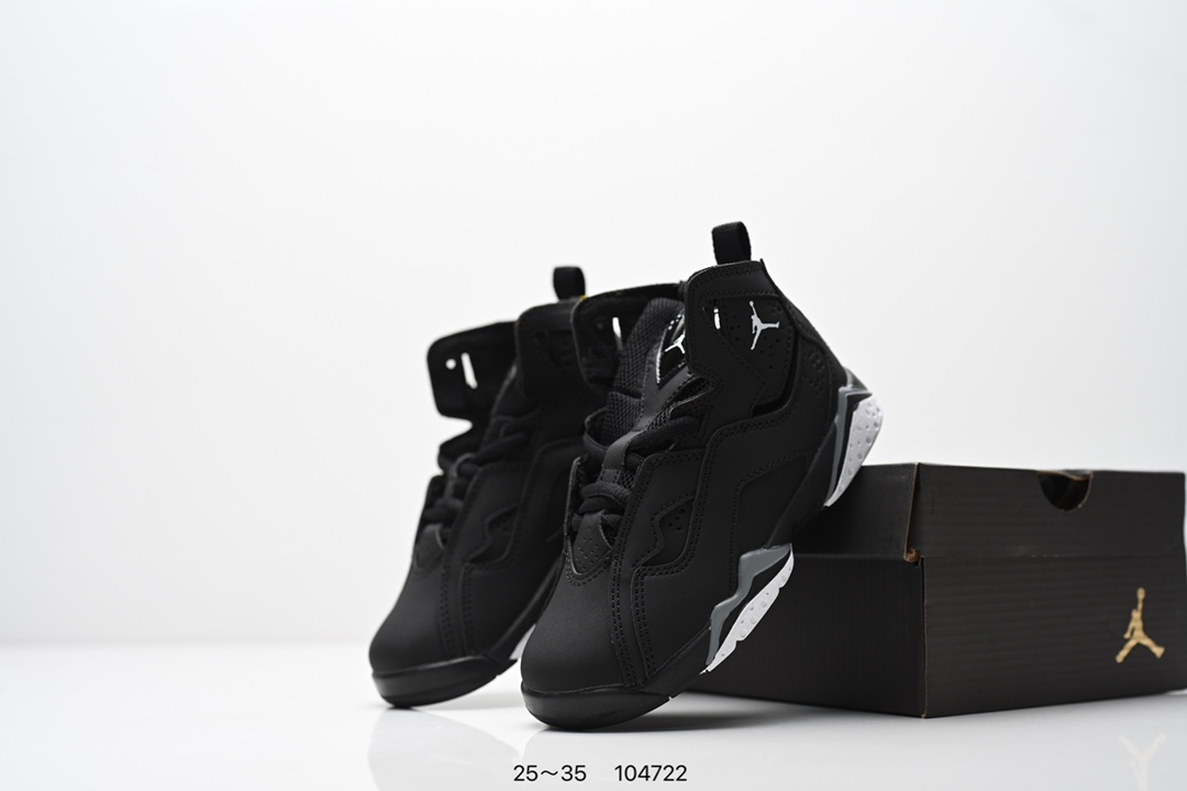 图片[9]-童鞋 Travis Scott Air Jordan 6 British Khaki 夜光反光篮球鞋 全新的 Travis Scott x Air Jordan 6 采用了不同于前作的翻毛皮材质，以棕色色调贯穿全身。红色 Jumpman Logo 居中点缀，鞋舌侧边缀有 Travis Scott Logo，并且极具工装韵味，很好穿搭极具街头辨识度。细节设计与此前大不相同，鞋帮内侧位置以拉链设计妆点，中底上缀有 Travis Scott 经典的笑脸 Logo。最后以乳白色水晶大底收尾，并缀以笑脸 Logo 和镜像的 Travis Scott 字样，完善整体造型设计。 货号：DH0690-200 尺码：25～35-选品中心