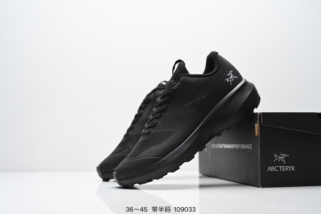 💰205
Arcteryx始祖鸟 NORVAN LD 3GTX 覆盖防水 低帮户外登山徒步鞋
特有的独立衬垫 穿着更合脚 带有Gore-Tex防水内衬 提供透气性和防风雨性能 同时内靴带有橡胶平底 与外靴分离后可单独作为营地鞋使用 鞋面为无缝层压拼接的4层结构 兼顾耐久和轻量 并提供足够的透气性 中底使用轻量的EVA泡沫制成 轻量柔软具有弹性 并吸收脚部作用力 Bora系列的Vibram大底通过不同模块的组合 使其具备了较好的支撑性和抓地力 在脚跟部位特别设计了Y型突起结构,稳定脚部动作 提升制动功能 适合徒步 登山等户外活动
尺码:36~45半
ID:109033