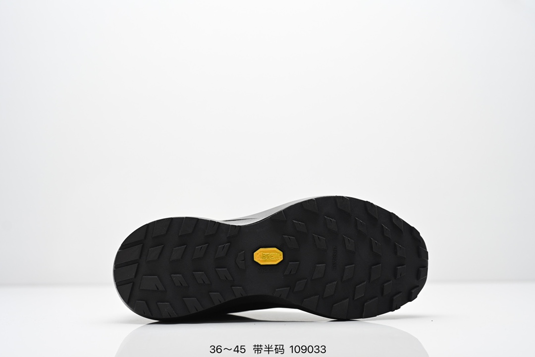 💰205
Arcteryx始祖鸟 NORVAN LD 3GTX 覆盖防水 低帮户外登山徒步鞋
特有的独立衬垫 穿着更合脚 带有Gore-Tex防水内衬 提供透气性和防风雨性能 同时内靴带有橡胶平底 与外靴分离后可单独作为营地鞋使用 鞋面为无缝层压拼接的4层结构 兼顾耐久和轻量 并提供足够的透气性 中底使用轻量的EVA泡沫制成 轻量柔软具有弹性 并吸收脚部作用力 Bora系列的Vibram大底通过不同模块的组合 使其具备了较好的支撑性和抓地力 在脚跟部位特别设计了Y型突起结构,稳定脚部动作 提升制动功能 适合徒步 登山等户外活动
尺码:36~45半
ID:109033