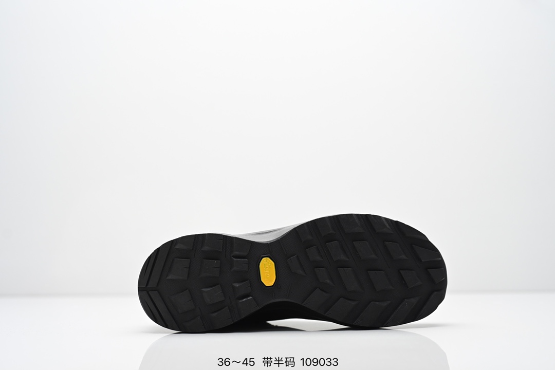 💰205
Arcteryx始祖鸟 NORVAN LD 3GTX 覆盖防水 低帮户外登山徒步鞋
特有的独立衬垫 穿着更合脚 带有Gore-Tex防水内衬 提供透气性和防风雨性能 同时内靴带有橡胶平底 与外靴分离后可单独作为营地鞋使用 鞋面为无缝层压拼接的4层结构 兼顾耐久和轻量 并提供足够的透气性 中底使用轻量的EVA泡沫制成 轻量柔软具有弹性 并吸收脚部作用力 Bora系列的Vibram大底通过不同模块的组合 使其具备了较好的支撑性和抓地力 在脚跟部位特别设计了Y型突起结构,稳定脚部动作 提升制动功能 适合徒步 登山等户外活动
尺码:36~45半
ID:109033