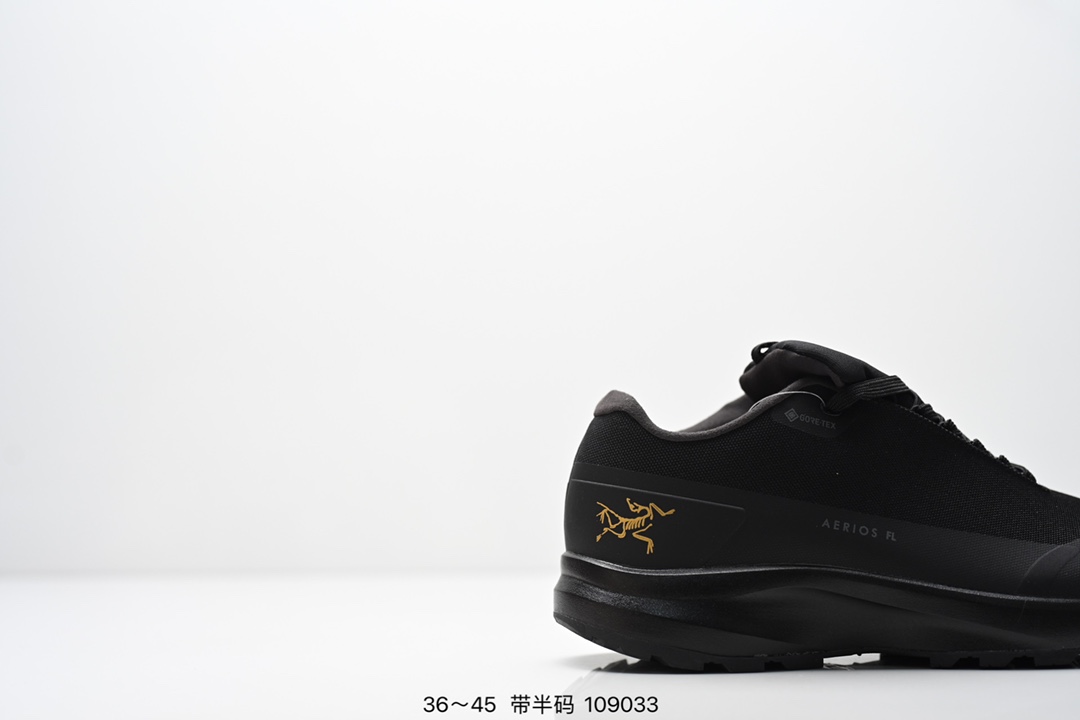 💰205
Arcteryx始祖鸟 NORVAN LD 3GTX 覆盖防水 低帮户外登山徒步鞋
特有的独立衬垫 穿着更合脚 带有Gore-Tex防水内衬 提供透气性和防风雨性能 同时内靴带有橡胶平底 与外靴分离后可单独作为营地鞋使用 鞋面为无缝层压拼接的4层结构 兼顾耐久和轻量 并提供足够的透气性 中底使用轻量的EVA泡沫制成 轻量柔软具有弹性 并吸收脚部作用力 Bora系列的Vibram大底通过不同模块的组合 使其具备了较好的支撑性和抓地力 在脚跟部位特别设计了Y型突起结构,稳定脚部动作 提升制动功能 适合徒步 登山等户外活动
尺码:36~45半
ID:109033