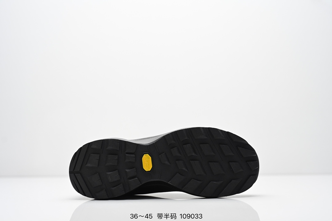 💰205
Arcteryx始祖鸟 NORVAN LD 3GTX 覆盖防水 低帮户外登山徒步鞋
特有的独立衬垫 穿着更合脚 带有Gore-Tex防水内衬 提供透气性和防风雨性能 同时内靴带有橡胶平底 与外靴分离后可单独作为营地鞋使用 鞋面为无缝层压拼接的4层结构 兼顾耐久和轻量 并提供足够的透气性 中底使用轻量的EVA泡沫制成 轻量柔软具有弹性 并吸收脚部作用力 Bora系列的Vibram大底通过不同模块的组合 使其具备了较好的支撑性和抓地力 在脚跟部位特别设计了Y型突起结构,稳定脚部动作 提升制动功能 适合徒步 登山等户外活动
尺码:36~45半
ID:109033