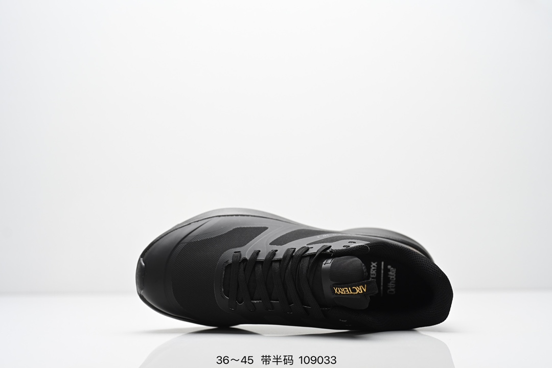 💰205
Arcteryx始祖鸟 NORVAN LD 3GTX 覆盖防水 低帮户外登山徒步鞋
特有的独立衬垫 穿着更合脚 带有Gore-Tex防水内衬 提供透气性和防风雨性能 同时内靴带有橡胶平底 与外靴分离后可单独作为营地鞋使用 鞋面为无缝层压拼接的4层结构 兼顾耐久和轻量 并提供足够的透气性 中底使用轻量的EVA泡沫制成 轻量柔软具有弹性 并吸收脚部作用力 Bora系列的Vibram大底通过不同模块的组合 使其具备了较好的支撑性和抓地力 在脚跟部位特别设计了Y型突起结构,稳定脚部动作 提升制动功能 适合徒步 登山等户外活动
尺码:36~45半
ID:109033