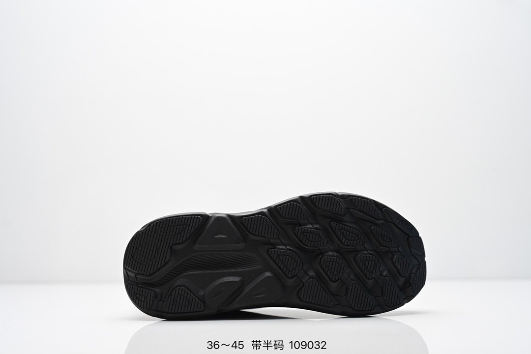 💰200
小红书推荐HOKA M CLIFTON 9 全新配色 这个品牌来自于新西兰的毛利语，HOKA表示大地，ONE ONE表示飞越，连起来就是飞越地平线，ONE ONE不是读作“万万”，正确读法是“欧尼欧尼”。 HOKA在超厚中底方面的积累，让它跑在了其他厂商的前面，推出的跑鞋以缓震和轻量的优势，得到,众多跑者的青睐
货号:1132210 / HMBC
尺码:36 36.5 37.5 38 38.5 39 40 40.5 41 42 42.5 43 44 45
ID:109032