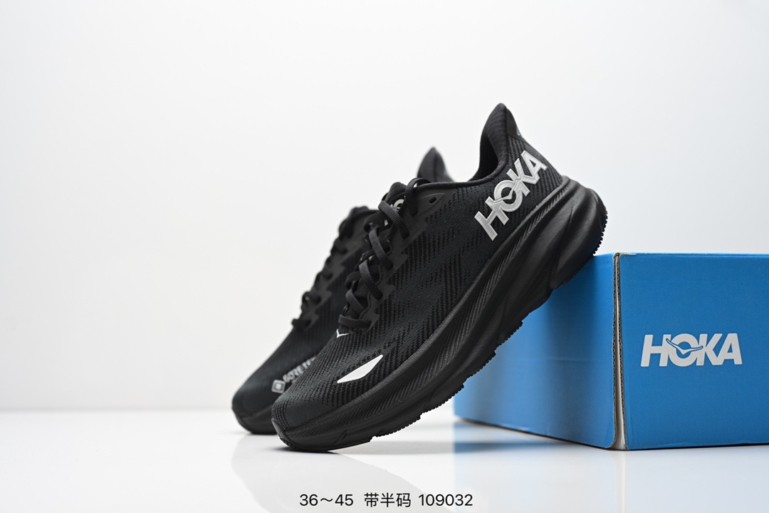 💰200
小红书推荐HOKA M CLIFTON 9 全新配色 这个品牌来自于新西兰的毛利语，HOKA表示大地，ONE ONE表示飞越，连起来就是飞越地平线，ONE ONE不是读作“万万”，正确读法是“欧尼欧尼”。 HOKA在超厚中底方面的积累，让它跑在了其他厂商的前面，推出的跑鞋以缓震和轻量的优势，得到,众多跑者的青睐
货号:1132210 / HMBC
尺码:36 36.5 37.5 38 38.5 39 40 40.5 41 42 42.5 43 44 45
ID:109032