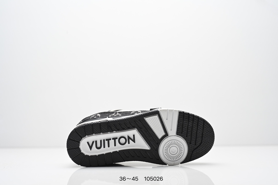 💰170
Louis Vuitton Trainer Sneaker 路易威登低帮休闲鞋 艺术总监 Virgil Abloh 设计的路易威登手写标识则于侧面彰显品牌格调. 经典老花 牛皮材质 Size:36-45码                  
编码：105026