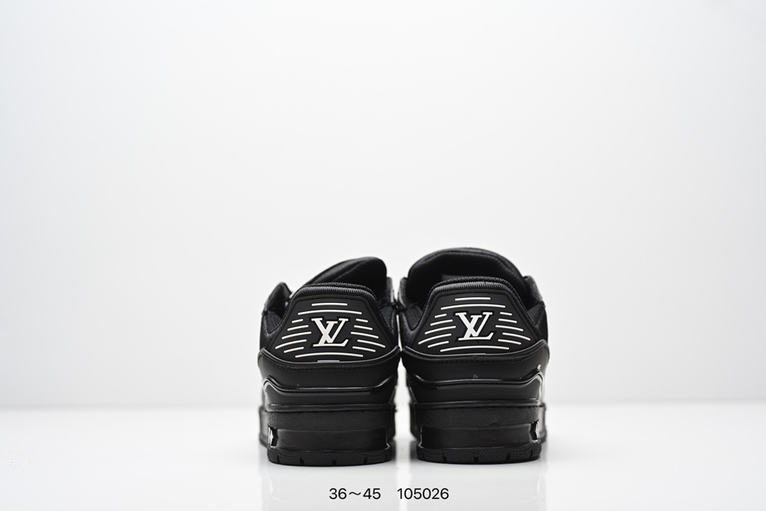 💰170
Louis Vuitton Trainer Sneaker 路易威登低帮休闲鞋 艺术总监 Virgil Abloh 设计的路易威登手写标识则于侧面彰显品牌格调. 经典老花 牛皮材质 Size:36-45码                  
编码：105026