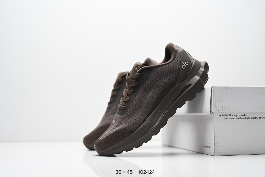 💰160
ALO YOGA RECOVERY MODE 舒适简约小白鞋 防滑耐磨 低帮 运动跑步鞋 男女同款老爹鞋 明星圈很火的alo🤍真的很贵气 质感一绝 鞋垫有一点厚度 小个子秒增高 4-5cm🤩这鞋轻便柔软，日常通勤逛街完全没问题。📢📢📢虽小众 但优雅‼️ Alo 小白鞋🤍🤎一只鞋就有7个Alo品牌的logo（鞋底、鞋侧、鞋舌、鞋跟、鞋垫和鞋底），鞋底有一圈咖啡色点缀的橡胶底，鞋垫巨厚，起码增高3、4厘米，还附赠一副纯白鞋带。#你永远可以相信小白鞋  #Alo瑜伽裤  #我的球鞋日记  #甜出圈的心动好鞋  #得物开新橱窗 ￼alo yoga  #alo女孩  ㅤ#aloyoga  ㅤ#增高小白鞋  #高颜值增高  #aloyoga新品  ㅤ

尺码:  36-45
编码:  102424