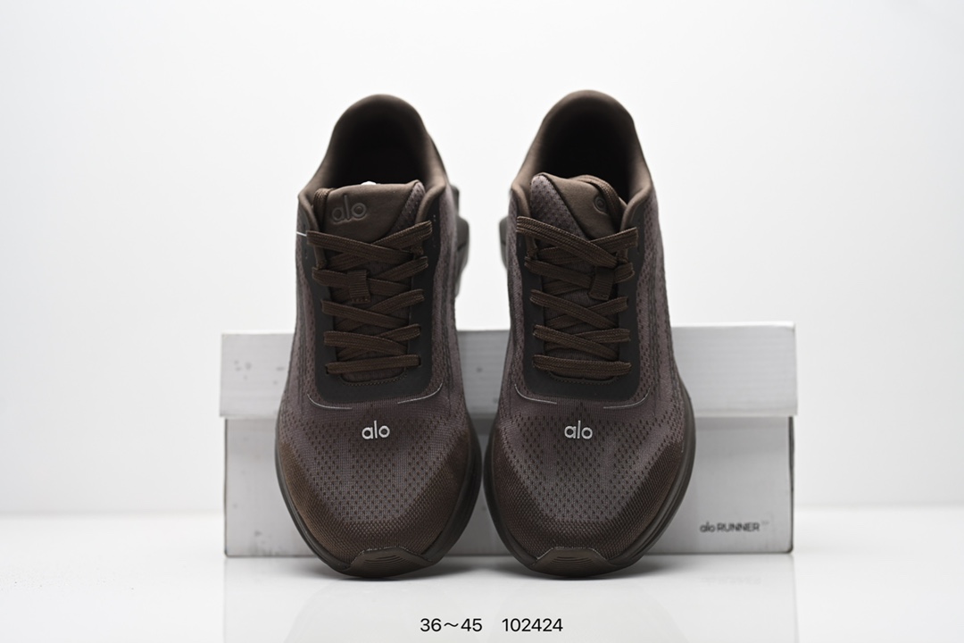 💰160
ALO YOGA RECOVERY MODE 舒适简约小白鞋 防滑耐磨 低帮 运动跑步鞋 男女同款老爹鞋 明星圈很火的alo🤍真的很贵气 质感一绝 鞋垫有一点厚度 小个子秒增高 4-5cm🤩这鞋轻便柔软，日常通勤逛街完全没问题。📢📢📢虽小众 但优雅‼️ Alo 小白鞋🤍🤎一只鞋就有7个Alo品牌的logo（鞋底、鞋侧、鞋舌、鞋跟、鞋垫和鞋底），鞋底有一圈咖啡色点缀的橡胶底，鞋垫巨厚，起码增高3、4厘米，还附赠一副纯白鞋带。#你永远可以相信小白鞋  #Alo瑜伽裤  #我的球鞋日记  #甜出圈的心动好鞋  #得物开新橱窗 ￼alo yoga  #alo女孩  ㅤ#aloyoga  ㅤ#增高小白鞋  #高颜值增高  #aloyoga新品  ㅤ

尺码:  36-45
编码:  102424