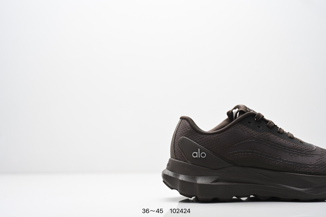 💰160
ALO YOGA RECOVERY MODE 舒适简约小白鞋 防滑耐磨 低帮 运动跑步鞋 男女同款老爹鞋 明星圈很火的alo🤍真的很贵气 质感一绝 鞋垫有一点厚度 小个子秒增高 4-5cm🤩这鞋轻便柔软，日常通勤逛街完全没问题。📢📢📢虽小众 但优雅‼️ Alo 小白鞋🤍🤎一只鞋就有7个Alo品牌的logo（鞋底、鞋侧、鞋舌、鞋跟、鞋垫和鞋底），鞋底有一圈咖啡色点缀的橡胶底，鞋垫巨厚，起码增高3、4厘米，还附赠一副纯白鞋带。#你永远可以相信小白鞋  #Alo瑜伽裤  #我的球鞋日记  #甜出圈的心动好鞋  #得物开新橱窗 ￼alo yoga  #alo女孩  ㅤ#aloyoga  ㅤ#增高小白鞋  #高颜值增高  #aloyoga新品  ㅤ

尺码:  36-45
编码:  102424