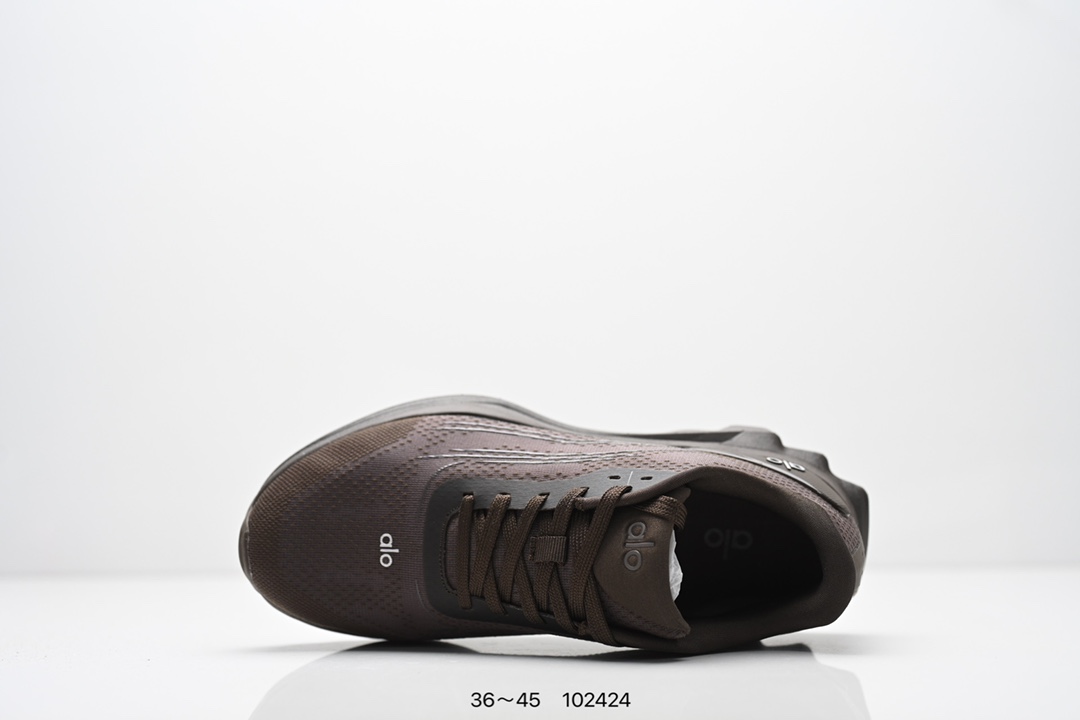 💰160
ALO YOGA RECOVERY MODE 舒适简约小白鞋 防滑耐磨 低帮 运动跑步鞋 男女同款老爹鞋 明星圈很火的alo🤍真的很贵气 质感一绝 鞋垫有一点厚度 小个子秒增高 4-5cm🤩这鞋轻便柔软，日常通勤逛街完全没问题。📢📢📢虽小众 但优雅‼️ Alo 小白鞋🤍🤎一只鞋就有7个Alo品牌的logo（鞋底、鞋侧、鞋舌、鞋跟、鞋垫和鞋底），鞋底有一圈咖啡色点缀的橡胶底，鞋垫巨厚，起码增高3、4厘米，还附赠一副纯白鞋带。#你永远可以相信小白鞋  #Alo瑜伽裤  #我的球鞋日记  #甜出圈的心动好鞋  #得物开新橱窗 ￼alo yoga  #alo女孩  ㅤ#aloyoga  ㅤ#增高小白鞋  #高颜值增高  #aloyoga新品  ㅤ

尺码:  36-45
编码:  102424