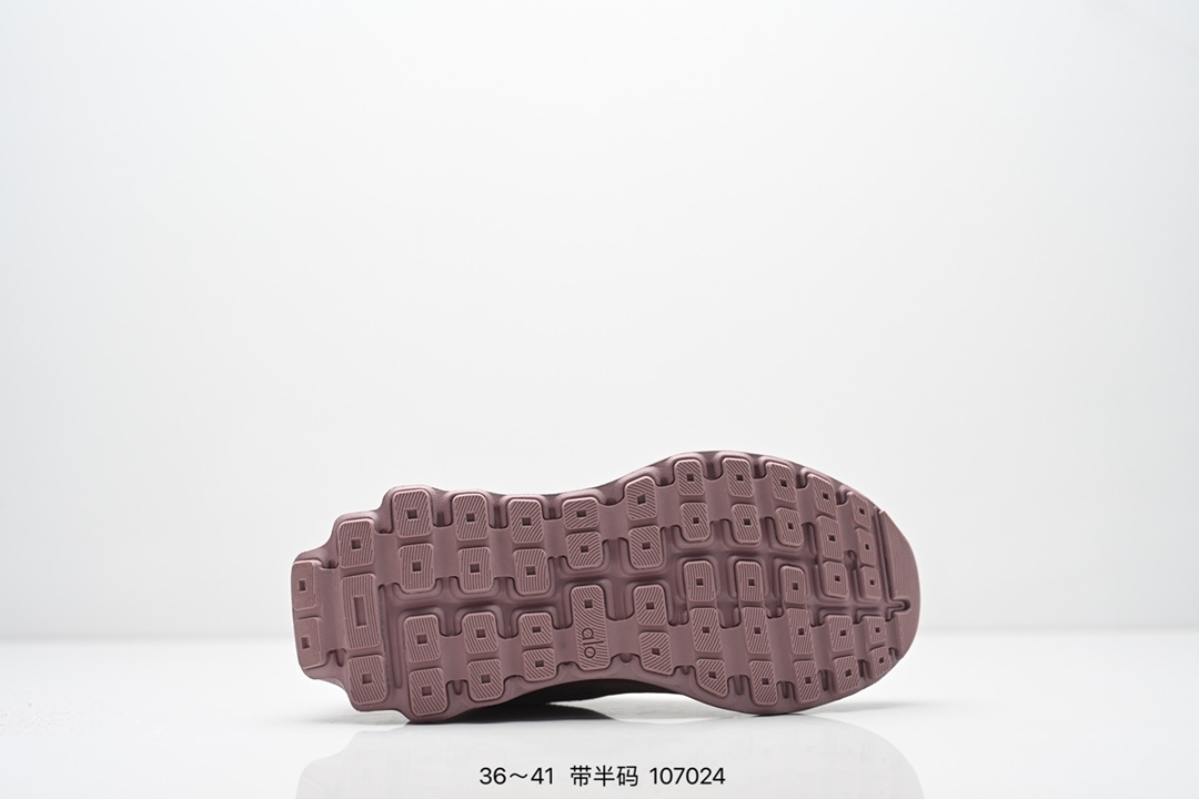 💰160
ALO YOGA RECOVERY MODE 舒适简约小白鞋 防滑耐磨 低帮 运动跑步鞋 男女同款老爹鞋 明星圈很火的alo🤍真的很贵气 质感一绝 鞋垫有一点厚度 小个子秒增高 4-5cm🤩这鞋轻便柔软，日常通勤逛街完全没问题。📢📢📢虽小众 但优雅‼️ Alo 小白鞋🤍🤎一只鞋就有7个Alo品牌的logo（鞋底、鞋侧、鞋舌、鞋跟、鞋垫和鞋底），鞋底有一圈咖啡色点缀的橡胶底，鞋垫巨厚，起码增高3、4厘米，还附赠一副纯白鞋带。#你永远可以相信小白鞋  #Alo瑜伽裤  #我的球鞋日记  #甜出圈的心动好鞋  #得物开新橱窗 ￼alo yoga  #alo女孩  ㅤ#aloyoga  ㅤ#增高小白鞋  #高颜值增高  #aloyoga新品  ㅤ

尺码:  36-41含半码
编码:  107024