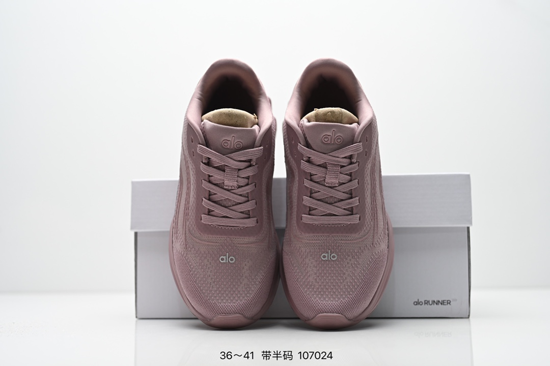 💰160
ALO YOGA RECOVERY MODE 舒适简约小白鞋 防滑耐磨 低帮 运动跑步鞋 男女同款老爹鞋 明星圈很火的alo🤍真的很贵气 质感一绝 鞋垫有一点厚度 小个子秒增高 4-5cm🤩这鞋轻便柔软，日常通勤逛街完全没问题。📢📢📢虽小众 但优雅‼️ Alo 小白鞋🤍🤎一只鞋就有7个Alo品牌的logo（鞋底、鞋侧、鞋舌、鞋跟、鞋垫和鞋底），鞋底有一圈咖啡色点缀的橡胶底，鞋垫巨厚，起码增高3、4厘米，还附赠一副纯白鞋带。#你永远可以相信小白鞋  #Alo瑜伽裤  #我的球鞋日记  #甜出圈的心动好鞋  #得物开新橱窗 ￼alo yoga  #alo女孩  ㅤ#aloyoga  ㅤ#增高小白鞋  #高颜值增高  #aloyoga新品  ㅤ

尺码:  36-41含半码
编码:  107024