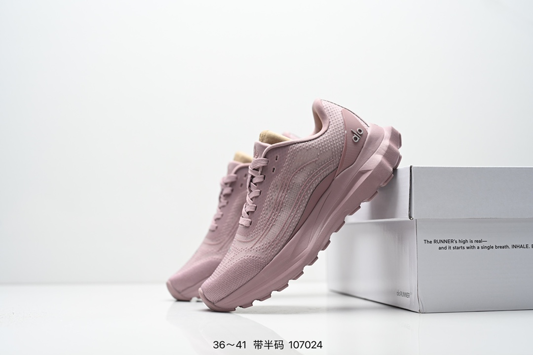 💰160
ALO YOGA RECOVERY MODE 舒适简约小白鞋 防滑耐磨 低帮 运动跑步鞋 男女同款老爹鞋 明星圈很火的alo🤍真的很贵气 质感一绝 鞋垫有一点厚度 小个子秒增高 4-5cm🤩这鞋轻便柔软，日常通勤逛街完全没问题。📢📢📢虽小众 但优雅‼️ Alo 小白鞋🤍🤎一只鞋就有7个Alo品牌的logo（鞋底、鞋侧、鞋舌、鞋跟、鞋垫和鞋底），鞋底有一圈咖啡色点缀的橡胶底，鞋垫巨厚，起码增高3、4厘米，还附赠一副纯白鞋带。#你永远可以相信小白鞋  #Alo瑜伽裤  #我的球鞋日记  #甜出圈的心动好鞋  #得物开新橱窗 ￼alo yoga  #alo女孩  ㅤ#aloyoga  ㅤ#增高小白鞋  #高颜值增高  #aloyoga新品  ㅤ

尺码:  36-41含半码
编码:  107024