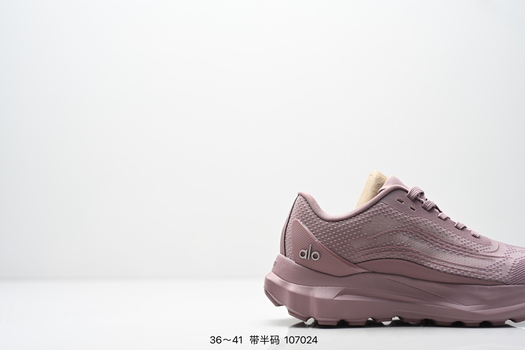 💰160
ALO YOGA RECOVERY MODE 舒适简约小白鞋 防滑耐磨 低帮 运动跑步鞋 男女同款老爹鞋 明星圈很火的alo🤍真的很贵气 质感一绝 鞋垫有一点厚度 小个子秒增高 4-5cm🤩这鞋轻便柔软，日常通勤逛街完全没问题。📢📢📢虽小众 但优雅‼️ Alo 小白鞋🤍🤎一只鞋就有7个Alo品牌的logo（鞋底、鞋侧、鞋舌、鞋跟、鞋垫和鞋底），鞋底有一圈咖啡色点缀的橡胶底，鞋垫巨厚，起码增高3、4厘米，还附赠一副纯白鞋带。#你永远可以相信小白鞋  #Alo瑜伽裤  #我的球鞋日记  #甜出圈的心动好鞋  #得物开新橱窗 ￼alo yoga  #alo女孩  ㅤ#aloyoga  ㅤ#增高小白鞋  #高颜值增高  #aloyoga新品  ㅤ

尺码:  36-41含半码
编码:  107024