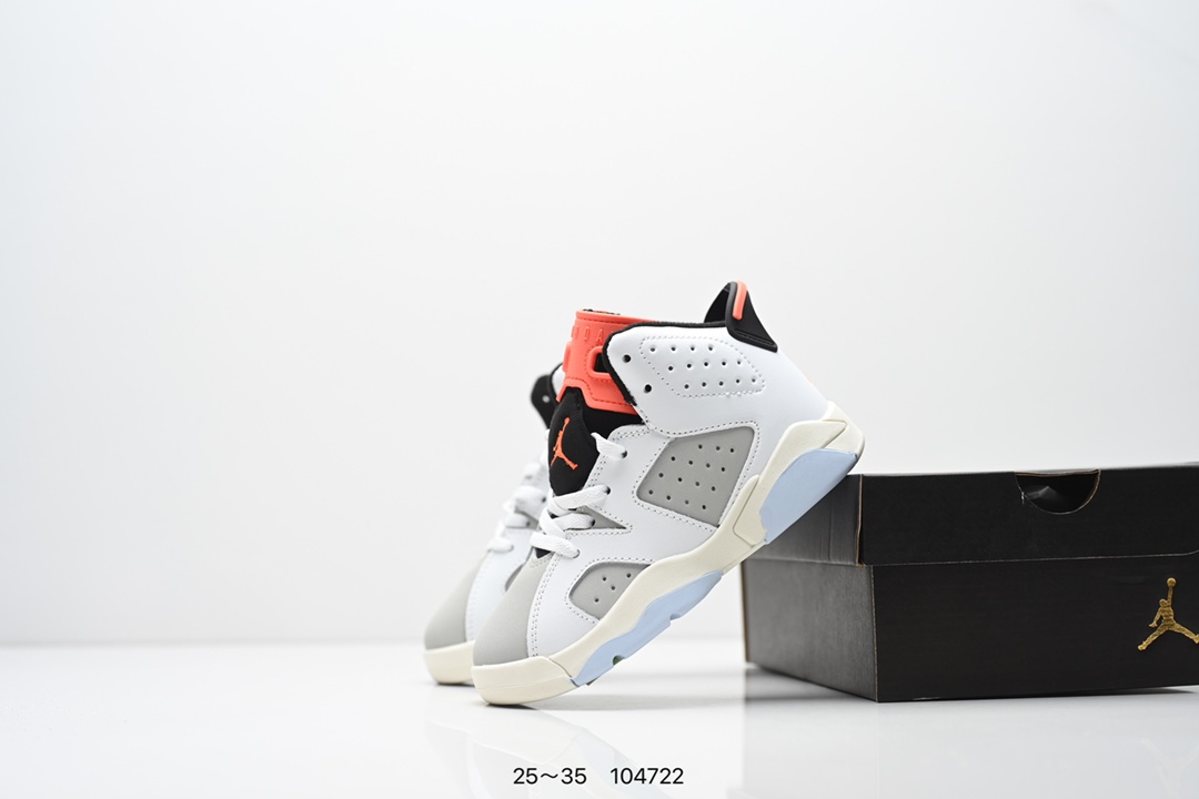 图片[9]-童鞋 Travis Scott Air Jordan 6 British Khaki 夜光反光篮球鞋 全新的 Travis Scott x Air Jordan 6 采用了不同于前作的翻毛皮材质，以棕色色调贯穿全身。红色 Jumpman Logo 居中点缀，鞋舌侧边缀有 Travis Scott Logo，并且极具工装韵味，很好穿搭极具街头辨识度。细节设计与此前大不相同，鞋帮内侧位置以拉链设计妆点，中底上缀有 Travis Scott 经典的笑脸 Logo。最后以乳白色水晶大底收尾，并缀以笑脸 Logo 和镜像的 Travis Scott 字样，完善整体造型设计。 货号：DH0690-200 尺码：25～35-选品中心