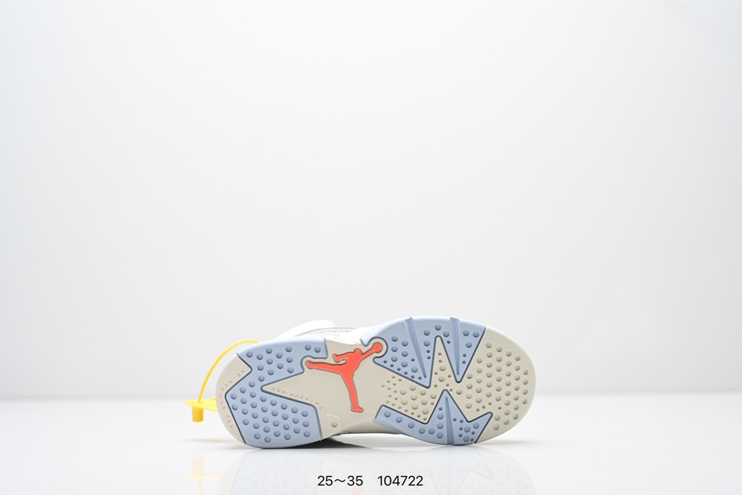 图片[6]-童鞋 Travis Scott Air Jordan 6 British Khaki 夜光反光篮球鞋 全新的 Travis Scott x Air Jordan 6 采用了不同于前作的翻毛皮材质，以棕色色调贯穿全身。红色 Jumpman Logo 居中点缀，鞋舌侧边缀有 Travis Scott Logo，并且极具工装韵味，很好穿搭极具街头辨识度。细节设计与此前大不相同，鞋帮内侧位置以拉链设计妆点，中底上缀有 Travis Scott 经典的笑脸 Logo。最后以乳白色水晶大底收尾，并缀以笑脸 Logo 和镜像的 Travis Scott 字样，完善整体造型设计。 货号：DH0690-200 尺码：25～35-选品中心