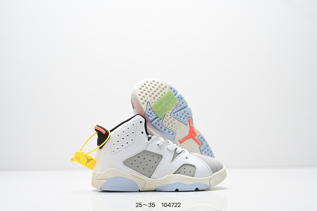 图片[5]-童鞋 Travis Scott Air Jordan 6 British Khaki 夜光反光篮球鞋 全新的 Travis Scott x Air Jordan 6 采用了不同于前作的翻毛皮材质，以棕色色调贯穿全身。红色 Jumpman Logo 居中点缀，鞋舌侧边缀有 Travis Scott Logo，并且极具工装韵味，很好穿搭极具街头辨识度。细节设计与此前大不相同，鞋帮内侧位置以拉链设计妆点，中底上缀有 Travis Scott 经典的笑脸 Logo。最后以乳白色水晶大底收尾，并缀以笑脸 Logo 和镜像的 Travis Scott 字样，完善整体造型设计。 货号：DH0690-200 尺码：25～35-选品中心