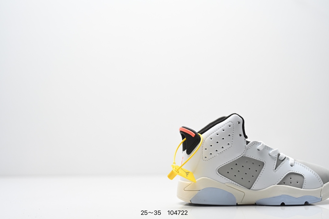 图片[2]-童鞋 Travis Scott Air Jordan 6 British Khaki 夜光反光篮球鞋 全新的 Travis Scott x Air Jordan 6 采用了不同于前作的翻毛皮材质，以棕色色调贯穿全身。红色 Jumpman Logo 居中点缀，鞋舌侧边缀有 Travis Scott Logo，并且极具工装韵味，很好穿搭极具街头辨识度。细节设计与此前大不相同，鞋帮内侧位置以拉链设计妆点，中底上缀有 Travis Scott 经典的笑脸 Logo。最后以乳白色水晶大底收尾，并缀以笑脸 Logo 和镜像的 Travis Scott 字样，完善整体造型设计。 货号：DH0690-200 尺码：25～35-选品中心