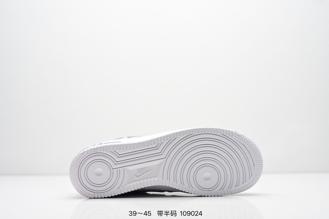 💰160
耐克Nike Air Force 1 Low  空军一号低帮百搭休闲运动板鞋。柔软、弹性十足的缓震性能和出色的中底设计，横跨复古与现代的外型结合，造就出风靡全球三十多年的Force 1。
货号：DD8959-100
尺码:39 40 40.5 41 42 42.5 43 44 45
ID:109024