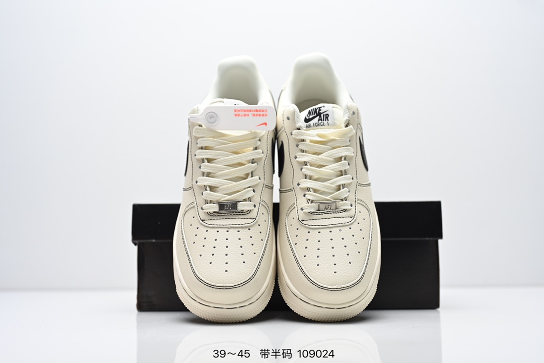 集合💰160
耐克Nike Air Force 1 Low  空军一号低帮百搭休闲运动板鞋。柔软、弹性十足的缓震性能和出色的中底设计，横跨复古与现代的外型结合，造就出风靡全球三十多年的Force 1。
货号：DD8959-100
尺码:39 40 40.5 41 42 42.5 43 44 45
ID:109024