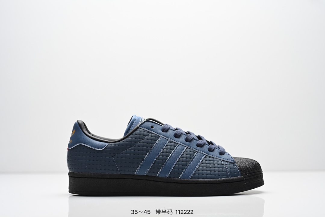 集合💰110
阿迪达斯 ADIDAS SUPERSTAR AYOON W  三叶草运动鞋经典贝壳头板鞋 时尚男女鞋  
真皮鞋面材质 标志性的贝壳鞋头，锯齿三条纹，简约的线条。就连版型和比例，都在向1982年的鞋款致敬。可谓“形神兼备”的复刻。无论在哪，无论去哪，你或许都需要这样一双既舒适又时尚的鞋。
1970年问世于篮球场的adidas Superstar，集舒适与时尚于一身。这款经典鞋，缀低调图案，灵感源自公共交通地图。设计简约，旨在伴你出行。心动不如行动，系好鞋带，出发吧。
货号:  CM8081
码数：36～45带半码
编码：112222