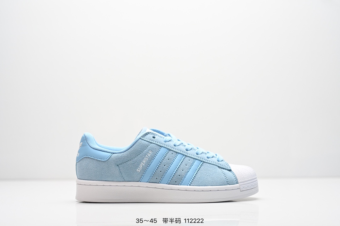 集合💰110
阿迪达斯 ADIDAS SUPERSTAR 82三叶草☘️运动鞋经典贝壳头板鞋 时尚男女鞋  
真皮鞋面材质 标志性的贝壳鞋头，锯齿三条纹，简约的线条。就连版型和比例，都在向1982年的鞋款致敬。可谓“形神兼备”的复刻。无论在哪，无论去哪，你或许都需要这样一双既舒适又时尚的鞋。
1970年问世于篮球场的adidas Superstar，集舒适与时尚于一身。这款经典鞋，缀低调图案，灵感源自公共交通地图。设计简约，旨在伴你出行。心动不如行动，系好鞋带，出发吧。

货号:  IE4728
码数：如图所示
编码：112222