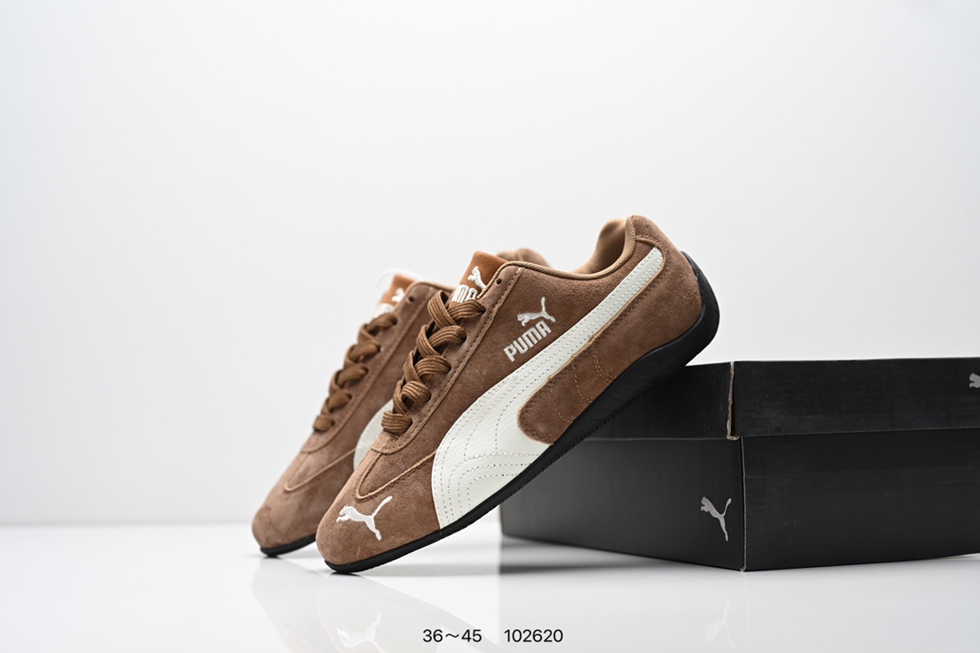  💰200
彪马 OPEN YY x Puma Speedcat合作鞋款  PUMA 联名时尚休闲运动板鞋。这双韩国辣妹疯抢的 Puma，是 OPEN YY 走向全球市场的关键 Speedcat 与其他平底运动鞋相比，更加前卫、性感；本次联名以 PUMA 经典的赛车鞋款「speed cat」为蓝本，将会有粉色与棕色两个版本，且都搭载了麂皮的鞋身与网面进行拼接。选用的长鞋舌也是完美顺应了最近的潮流趋势，复古味道满满。
货号：398846
尺码：36～45
编号：102620