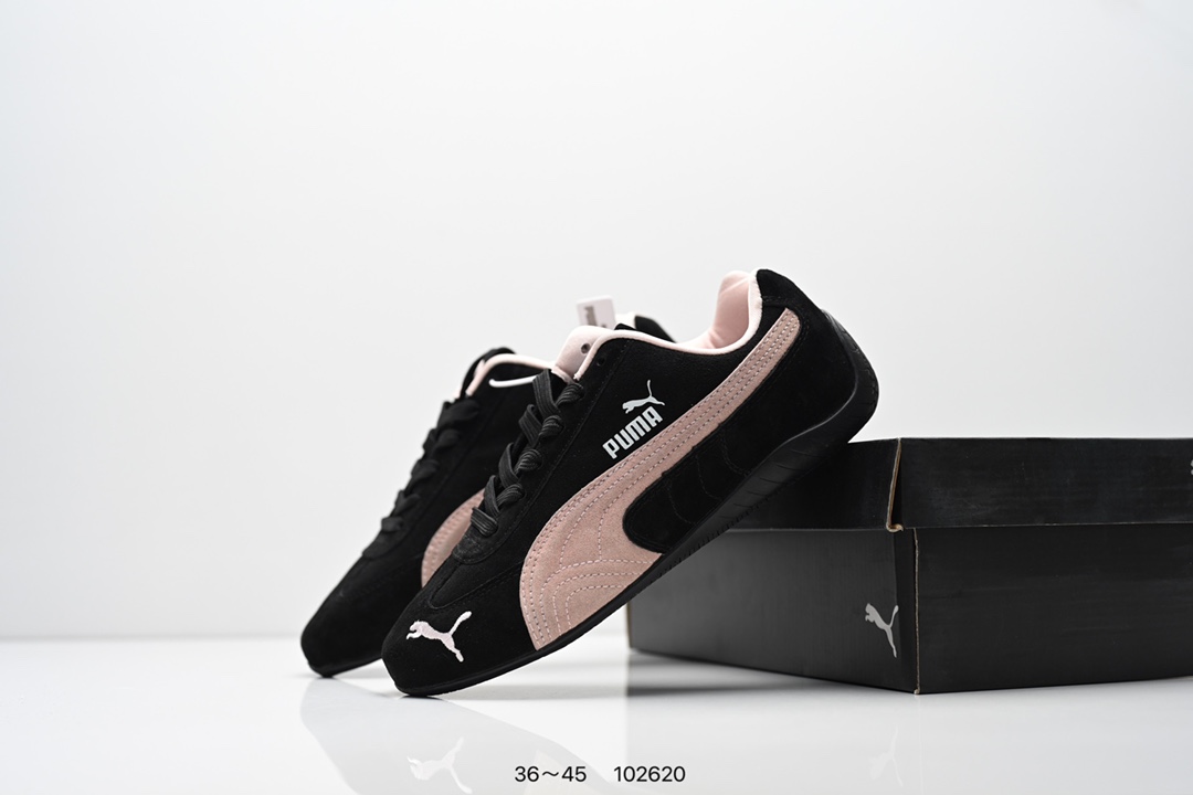  💰200
彪马 OPEN YY x Puma Speedcat合作鞋款  PUMA 联名时尚休闲运动板鞋。这双韩国辣妹疯抢的 Puma，是 OPEN YY 走向全球市场的关键 Speedcat 与其他平底运动鞋相比，更加前卫、性感；本次联名以 PUMA 经典的赛车鞋款「speed cat」为蓝本，将会有粉色与棕色两个版本，且都搭载了麂皮的鞋身与网面进行拼接。选用的长鞋舌也是完美顺应了最近的潮流趋势，复古味道满满。
货号：398846
尺码：36～45
编号：102620