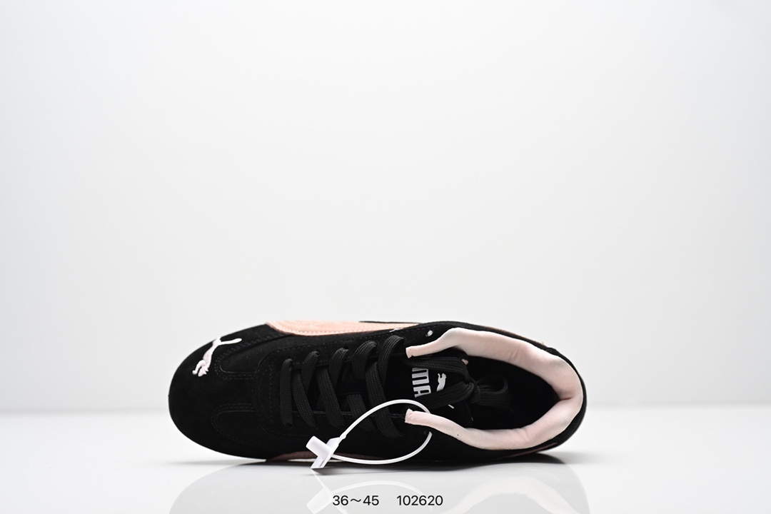  💰200
彪马 OPEN YY x Puma Speedcat合作鞋款  PUMA 联名时尚休闲运动板鞋。这双韩国辣妹疯抢的 Puma，是 OPEN YY 走向全球市场的关键 Speedcat 与其他平底运动鞋相比，更加前卫、性感；本次联名以 PUMA 经典的赛车鞋款「speed cat」为蓝本，将会有粉色与棕色两个版本，且都搭载了麂皮的鞋身与网面进行拼接。选用的长鞋舌也是完美顺应了最近的潮流趋势，复古味道满满。
货号：398846
尺码：36～45
编号：102620