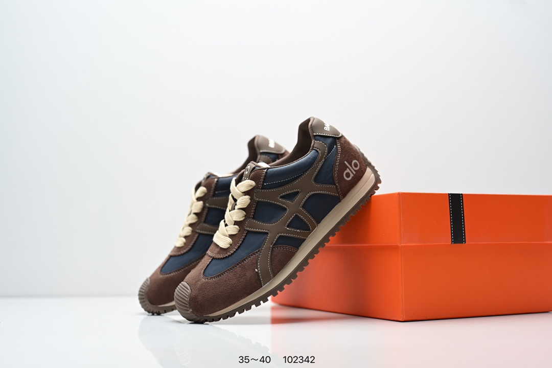 💰250
ALO YOGA RECOVERY MODE 舒适简约小白鞋 防滑耐磨 低帮 运动板鞋 德训鞋 女款 明星圈很火的alo🤍真的很贵气 质感一绝 🤩这鞋轻便柔软，日常通勤逛街完全没问题。📢📢📢虽小众 但优雅‼️ Alo 小白鞋🤍🤎一只鞋就有7个Alo品牌的logo#你永远可以相信小白鞋  #Alo瑜伽裤  #我的球鞋日记  #甜出圈的心动好鞋  #得物开新橱窗 ￼alo yoga  #alo女孩  ㅤ#aloyoga  ㅤ#增高小白鞋  #高颜值增高  #aloyoga新品  ㅤ

尺码:  35-40
编码: 102342