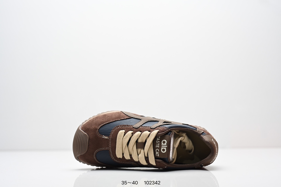 💰250
ALO YOGA RECOVERY MODE 舒适简约小白鞋 防滑耐磨 低帮 运动板鞋 德训鞋 女款 明星圈很火的alo🤍真的很贵气 质感一绝 🤩这鞋轻便柔软，日常通勤逛街完全没问题。📢📢📢虽小众 但优雅‼️ Alo 小白鞋🤍🤎一只鞋就有7个Alo品牌的logo#你永远可以相信小白鞋  #Alo瑜伽裤  #我的球鞋日记  #甜出圈的心动好鞋  #得物开新橱窗 ￼alo yoga  #alo女孩  ㅤ#aloyoga  ㅤ#增高小白鞋  #高颜值增高  #aloyoga新品  ㅤ

尺码:  35-40
编码: 102342