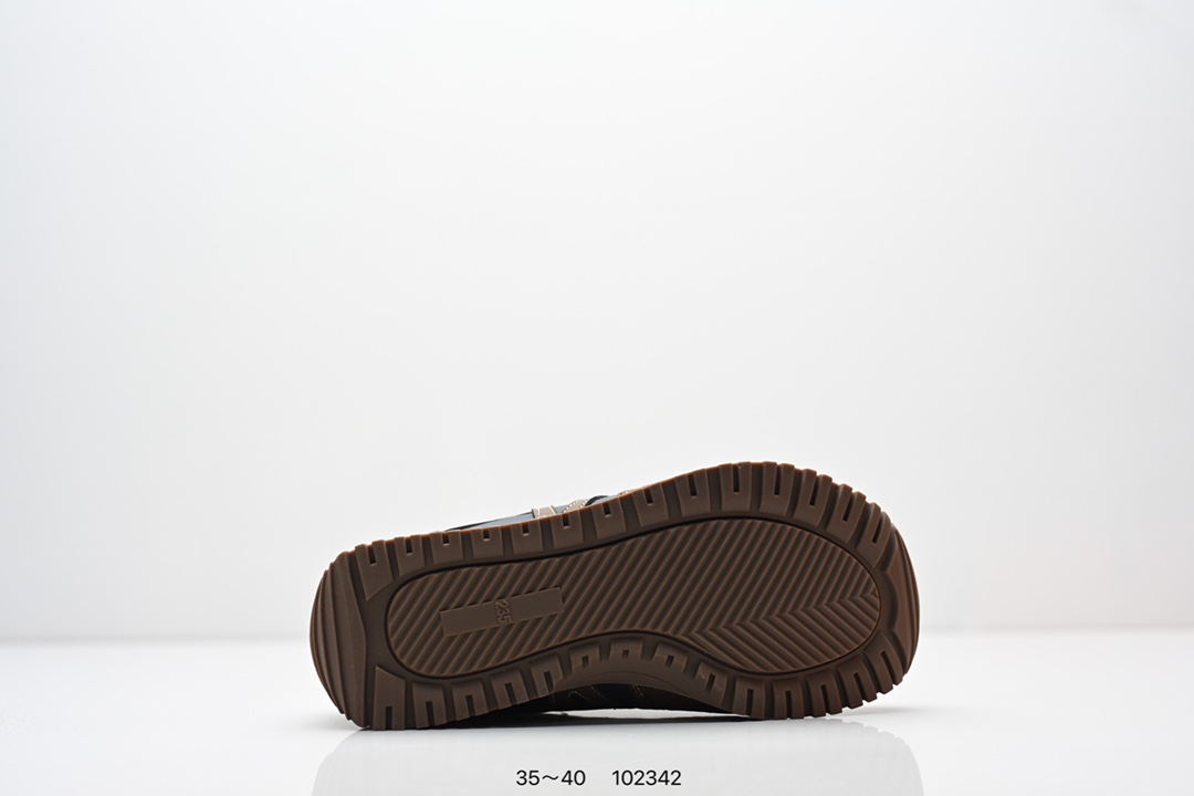 💰250
ALO YOGA RECOVERY MODE 舒适简约小白鞋 防滑耐磨 低帮 运动板鞋 德训鞋 女款 明星圈很火的alo🤍真的很贵气 质感一绝 🤩这鞋轻便柔软，日常通勤逛街完全没问题。📢📢📢虽小众 但优雅‼️ Alo 小白鞋🤍🤎一只鞋就有7个Alo品牌的logo#你永远可以相信小白鞋  #Alo瑜伽裤  #我的球鞋日记  #甜出圈的心动好鞋  #得物开新橱窗 ￼alo yoga  #alo女孩  ㅤ#aloyoga  ㅤ#增高小白鞋  #高颜值增高  #aloyoga新品  ㅤ

尺码:  35-40
编码: 102342