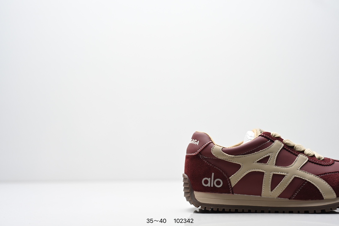 💰250
ALO YOGA RECOVERY MODE 舒适简约小白鞋 防滑耐磨 低帮 运动板鞋 德训鞋 女款 明星圈很火的alo🤍真的很贵气 质感一绝 🤩这鞋轻便柔软，日常通勤逛街完全没问题。📢📢📢虽小众 但优雅‼️ Alo 小白鞋🤍🤎一只鞋就有7个Alo品牌的logo#你永远可以相信小白鞋  #Alo瑜伽裤  #我的球鞋日记  #甜出圈的心动好鞋  #得物开新橱窗 ￼alo yoga  #alo女孩  ㅤ#aloyoga  ㅤ#增高小白鞋  #高颜值增高  #aloyoga新品  ㅤ

尺码:  35-40
编码: 102342