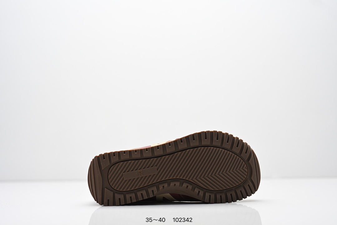 💰250
ALO YOGA RECOVERY MODE 舒适简约小白鞋 防滑耐磨 低帮 运动板鞋 德训鞋 女款 明星圈很火的alo🤍真的很贵气 质感一绝 🤩这鞋轻便柔软，日常通勤逛街完全没问题。📢📢📢虽小众 但优雅‼️ Alo 小白鞋🤍🤎一只鞋就有7个Alo品牌的logo#你永远可以相信小白鞋  #Alo瑜伽裤  #我的球鞋日记  #甜出圈的心动好鞋  #得物开新橱窗 ￼alo yoga  #alo女孩  ㅤ#aloyoga  ㅤ#增高小白鞋  #高颜值增高  #aloyoga新品  ㅤ

尺码:  35-40
编码: 102342