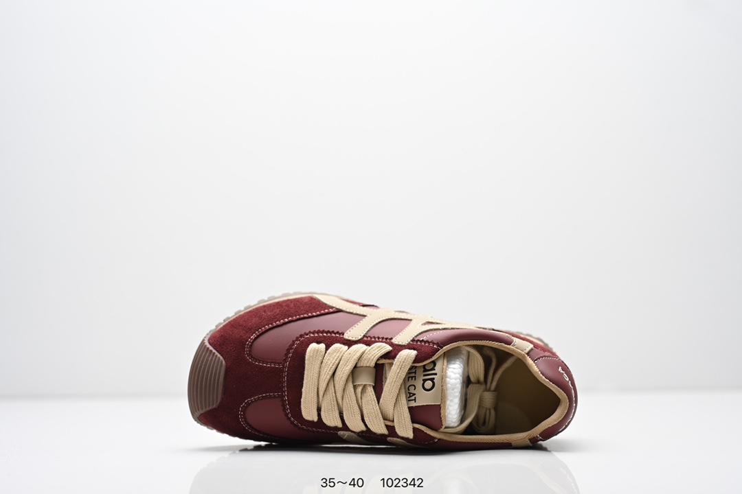 💰250
ALO YOGA RECOVERY MODE 舒适简约小白鞋 防滑耐磨 低帮 运动板鞋 德训鞋 女款 明星圈很火的alo🤍真的很贵气 质感一绝 🤩这鞋轻便柔软，日常通勤逛街完全没问题。📢📢📢虽小众 但优雅‼️ Alo 小白鞋🤍🤎一只鞋就有7个Alo品牌的logo#你永远可以相信小白鞋  #Alo瑜伽裤  #我的球鞋日记  #甜出圈的心动好鞋  #得物开新橱窗 ￼alo yoga  #alo女孩  ㅤ#aloyoga  ㅤ#增高小白鞋  #高颜值增高  #aloyoga新品  ㅤ

尺码:  35-40
编码: 102342