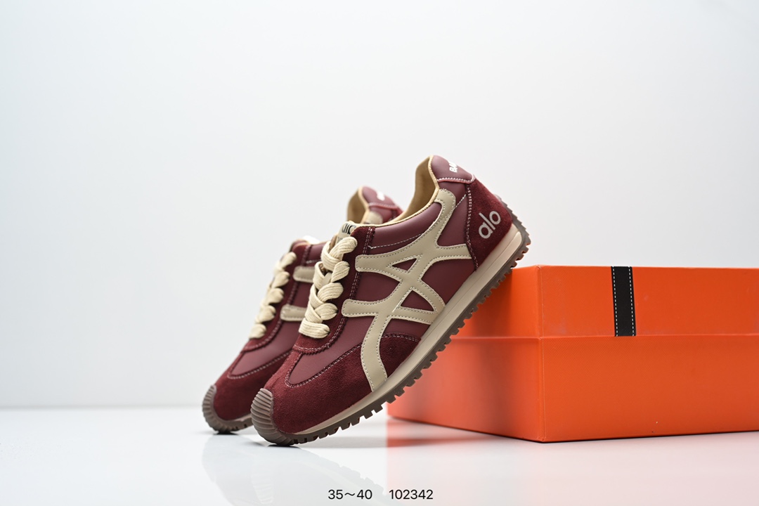 集合💰250
ALO YOGA RECOVERY MODE 舒适简约小白鞋 防滑耐磨 低帮 运动板鞋 德训鞋 女款 明星圈很火的alo🤍真的很贵气 质感一绝 🤩这鞋轻便柔软，日常通勤逛街完全没问题。📢📢📢虽小众 但优雅‼️ Alo 小白鞋🤍🤎一只鞋就有7个Alo品牌的logo#你永远可以相信小白鞋  #Alo瑜伽裤  #我的球鞋日记  #甜出圈的心动好鞋  #得物开新橱窗 ￼alo yoga  #alo女孩  ㅤ#aloyoga  ㅤ#增高小白鞋  #高颜值增高  #aloyoga新品  ㅤ

尺码:  35-40
编码: 102342