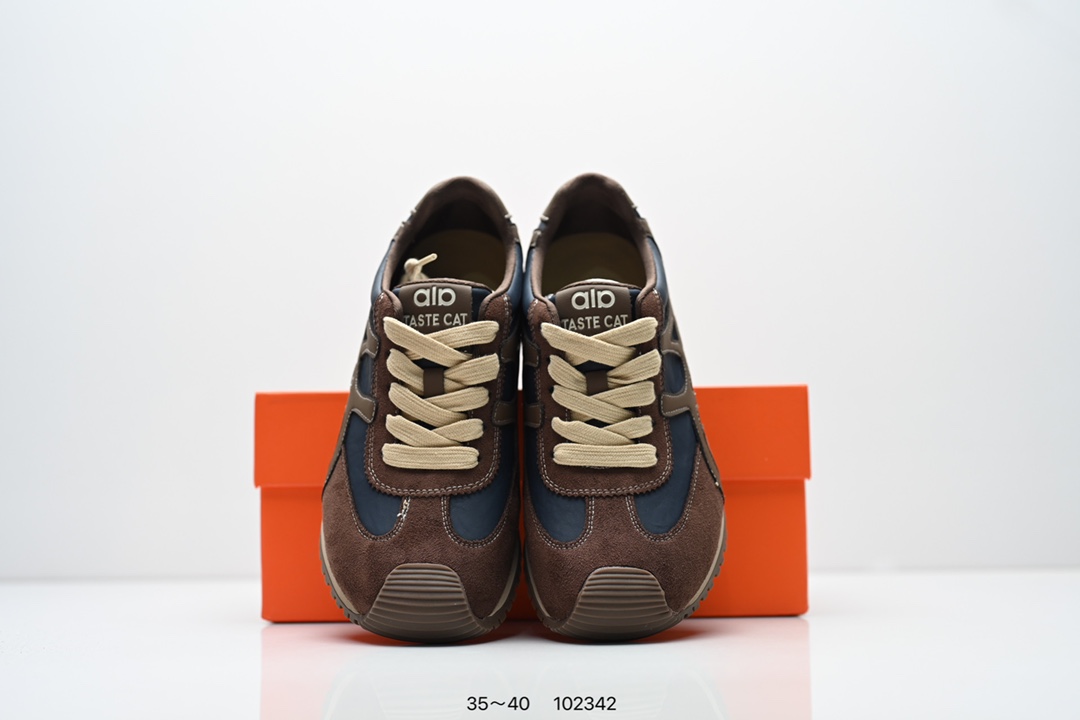 集合💰250
ALO YOGA RECOVERY MODE 舒适简约小白鞋 防滑耐磨 低帮 运动板鞋 德训鞋 女款 明星圈很火的alo🤍真的很贵气 质感一绝 🤩这鞋轻便柔软，日常通勤逛街完全没问题。📢📢📢虽小众 但优雅‼️ Alo 小白鞋🤍🤎一只鞋就有7个Alo品牌的logo#你永远可以相信小白鞋  #Alo瑜伽裤  #我的球鞋日记  #甜出圈的心动好鞋  #得物开新橱窗 ￼alo yoga  #alo女孩  ㅤ#aloyoga  ㅤ#增高小白鞋  #高颜值增高  #aloyoga新品  ㅤ

尺码:  35-40
编码: 102342