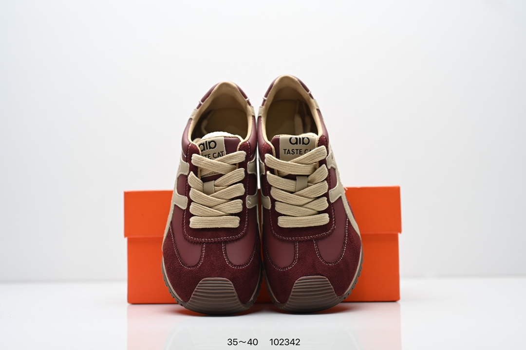 集合💰250
ALO YOGA RECOVERY MODE 舒适简约小白鞋 防滑耐磨 低帮 运动板鞋 德训鞋 女款 明星圈很火的alo🤍真的很贵气 质感一绝 🤩这鞋轻便柔软，日常通勤逛街完全没问题。📢📢📢虽小众 但优雅‼️ Alo 小白鞋🤍🤎一只鞋就有7个Alo品牌的logo#你永远可以相信小白鞋  #Alo瑜伽裤  #我的球鞋日记  #甜出圈的心动好鞋  #得物开新橱窗 ￼alo yoga  #alo女孩  ㅤ#aloyoga  ㅤ#增高小白鞋  #高颜值增高  #aloyoga新品  ㅤ

尺码:  35-40
编码: 102342