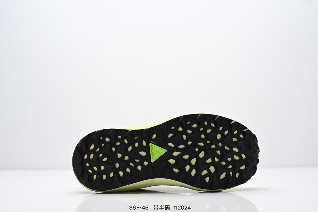 💰160
ASICS GEL-TRABUCO MAX 3 亚瑟士 网面透气 耐磨 越野跑步鞋
这双鞋的外观设计超级吸引人 简约大气 色彩搭配也很时尚 ASICS亚瑟士的独家GEL缓震科技 在跑步过程中感受到前所未有的舒适感 脚底仿佛踩在云端一般轻盈 这双鞋的抓地力也非常出色 无论是湿滑的泥泞小路还是崎岖的山路 它都能牢牢地抓住地面 
货号:1011B976-750
尺码:36 37 37.5 38 39 39.5 40.5 41.5 42 42.5 43.5 44 45
编码：112024