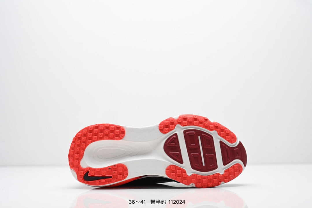 💰160
Nike VOMERO 18X 轻盈跑鞋
公司级顶级版本 Nike VOMERO 18 舒适百搭防滑耐磨 低帮 休闲跑步鞋男女同款
货号：IH3634 
尺码：36 36.5 37.5 38 38.5 39 40 40.5 41
编码：112024
